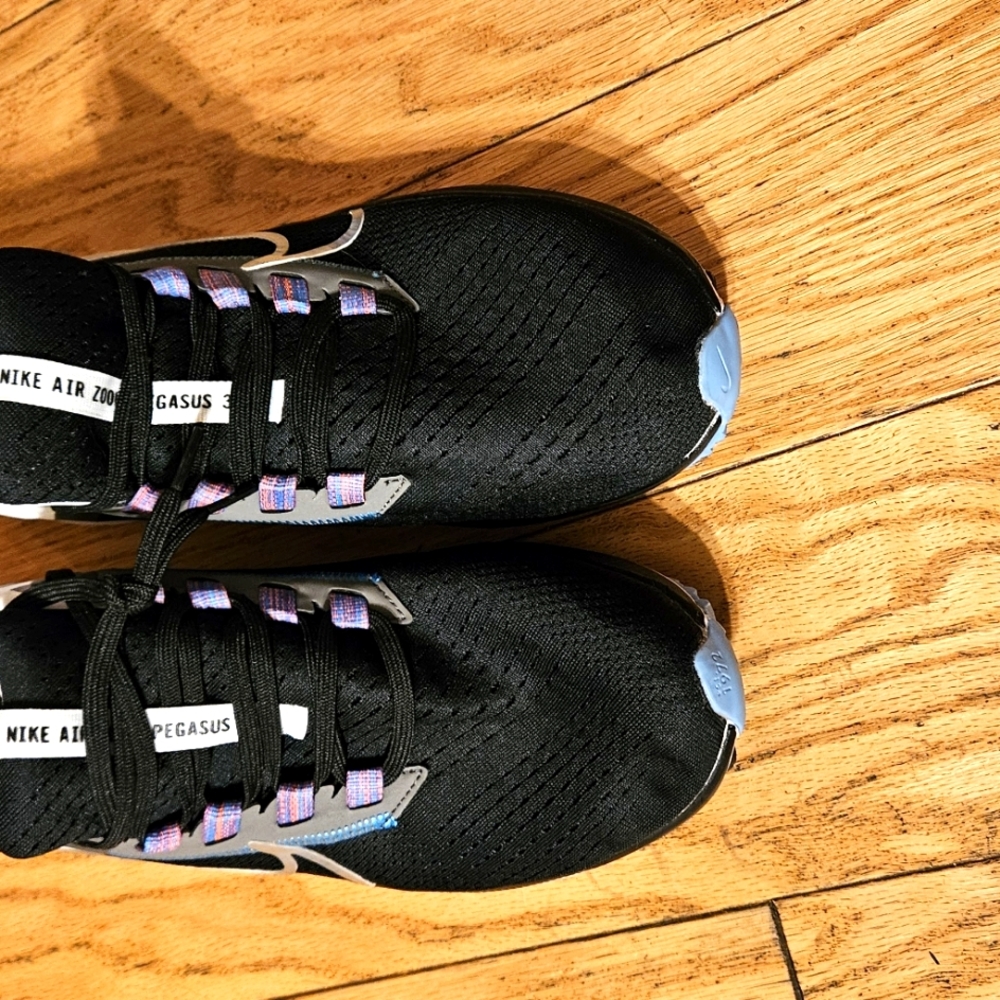 Womans NIKE air zoom Pegasus sneakers. Never worn. Womans US 9.5 white / black